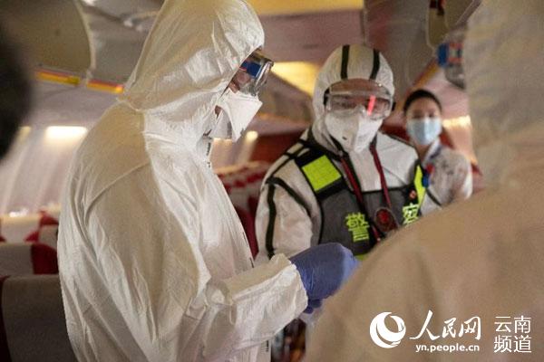 【我在防疫一線(xiàn)】機(jī)場(chǎng)逆行的一線(xiàn)醫(yī)護(hù)人員:"總得有人站出來(lái)"【3】