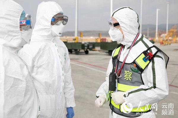 【我在防疫一線(xiàn)】機(jī)場(chǎng)逆行的一線(xiàn)醫(yī)護(hù)人員:"總得有人站出來(lái)"【4】