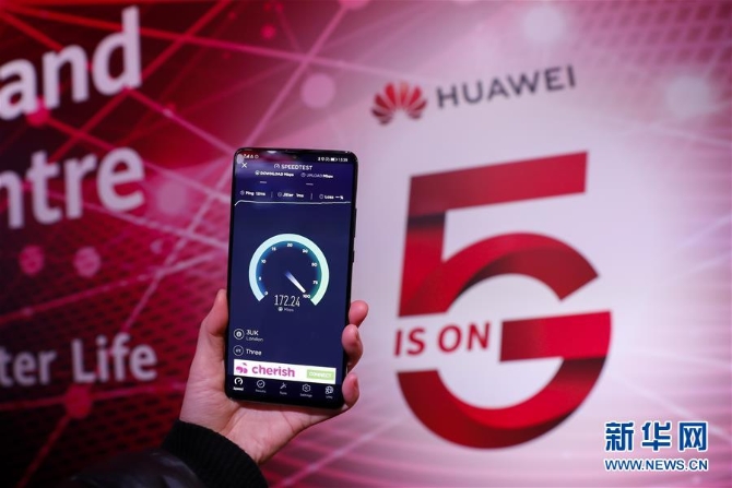 1月28日，在英國(guó)倫敦華為5G創(chuàng)新體驗(yàn)中心，一人持手機(jī)測(cè)試5G速度。新華社記者 韓巖 攝