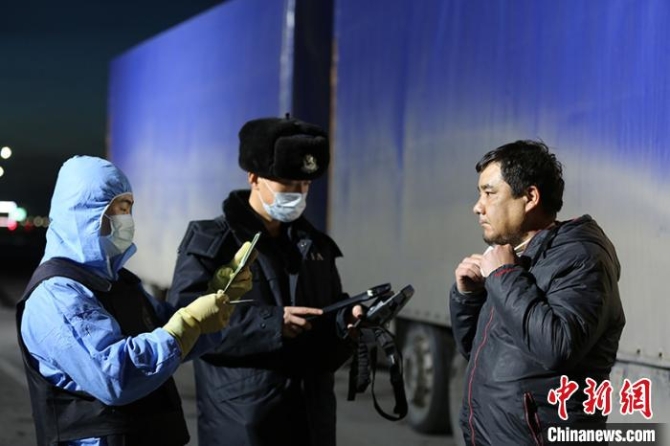 邊檢執(zhí)勤民警對駕駛人員進行人證對照。　查瑞 攝