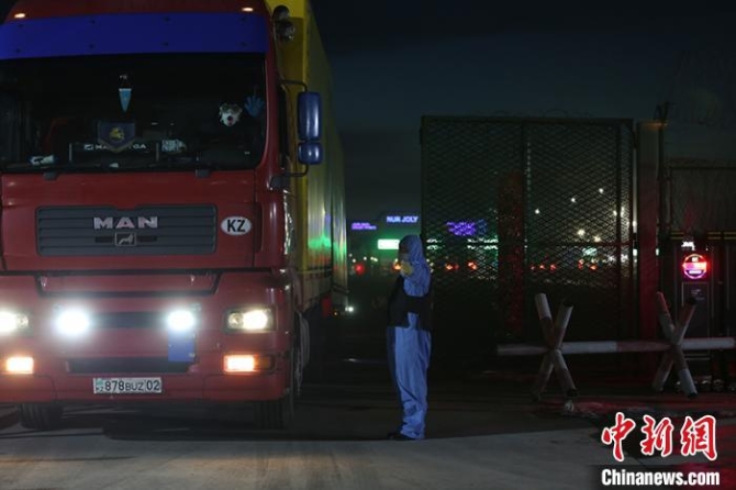 邊檢執(zhí)勤民警引導貨車入境。　查瑞 攝