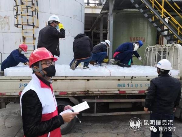 企業(yè)捐贈(zèng)消毒液。