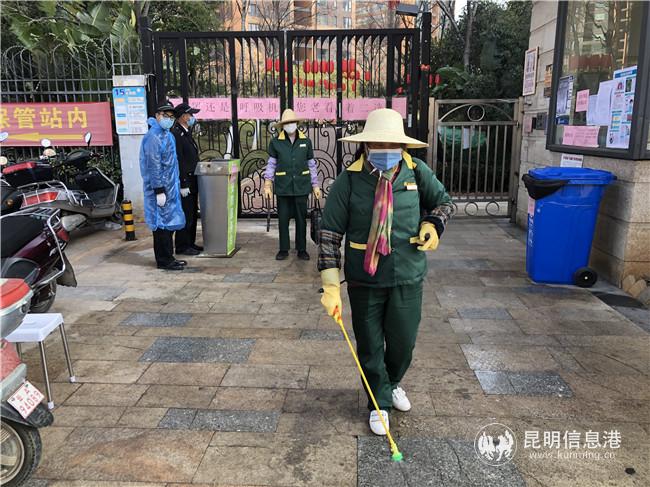 每天對(duì)小區(qū)進(jìn)行全面消毒