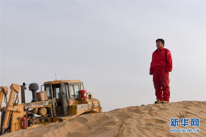 （新春走基層·圖文互動）（1）特寫：與車為伴，獨行沙海