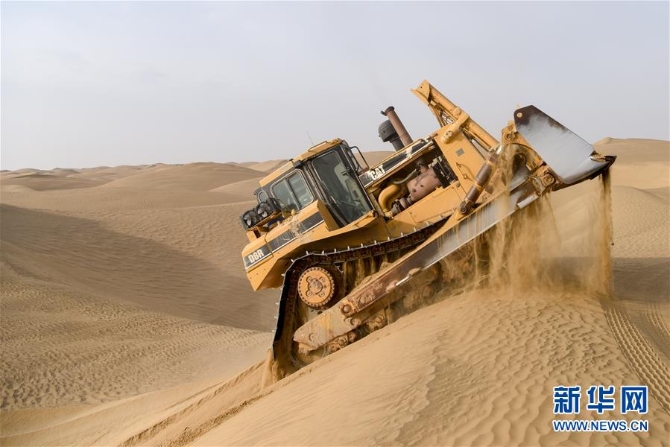 （新春走基層·圖文互動）（3）特寫：與車為伴，獨行沙海