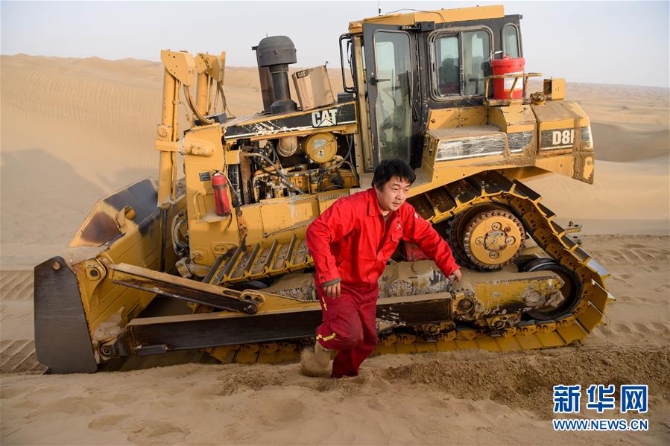 （新春走基層·圖文互動）（5）特寫：與車為伴，獨行沙海