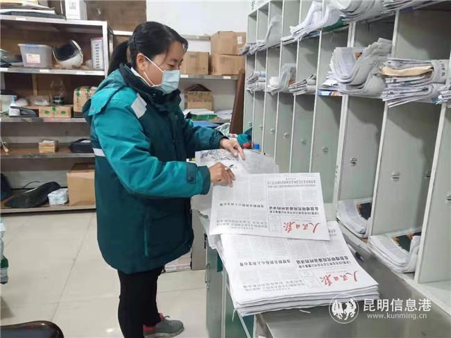 馬國江堅守崗位分報紙
