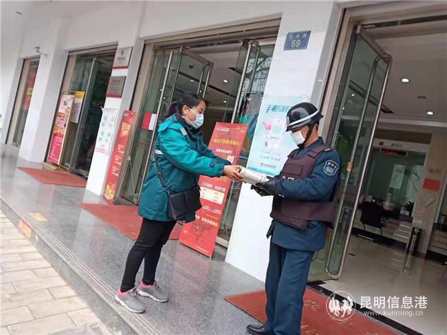 馬國江外出投遞報紙1