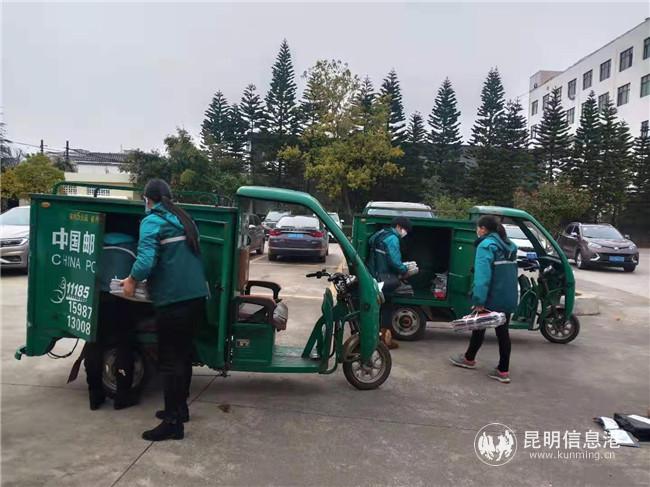 投遞班將報紙郵件裝車