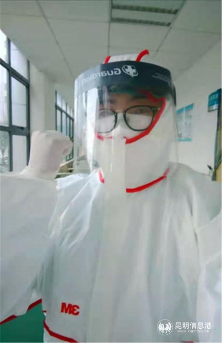 工作狀態(tài)的張葉春雯儼然成為一名女戰(zhàn)士 工作狀態(tài)的張葉春雯儼然成為一名女戰(zhàn)士