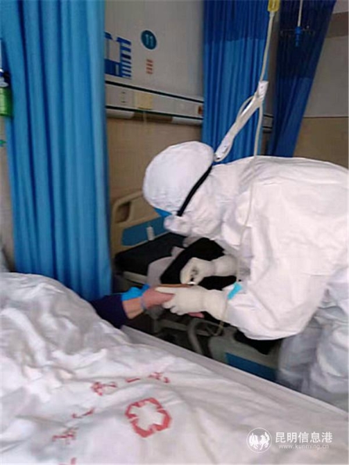 董昊為患者進(jìn)行臨床護(hù)理 董昊為患者進(jìn)行臨床護(hù)理