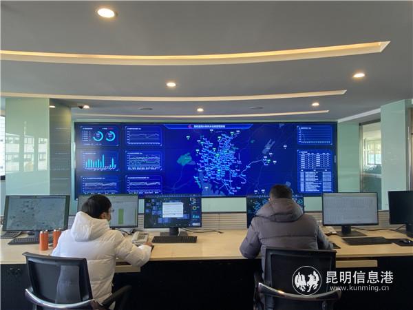 工作人員正在監(jiān)控管理系統 工作人員正在監(jiān)控管理系統