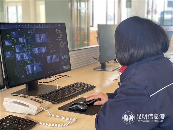 昆明通用水務自來水有限公司二水廠廠長華蓉在工作 昆明通用水務自來水有限公司二水廠廠長華蓉在工作