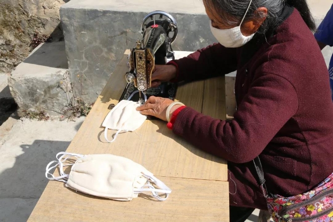 龍新群眾自制口罩支援“戰(zhàn)疫”一線 龍新群眾自制口罩支援“戰(zhàn)疫”一線