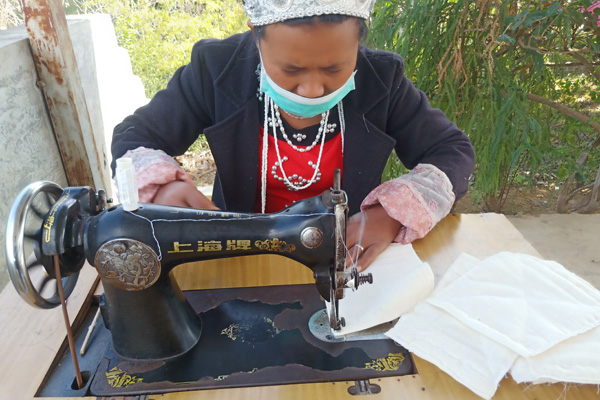 賀嶺村婦聯(lián)自己動(dòng)手做口罩2 賀嶺村婦聯(lián)自己動(dòng)手做口罩2