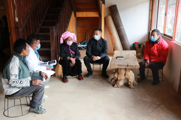 基層干部走訪轄區(qū)群眾3 基層干部走訪轄區(qū)群眾3