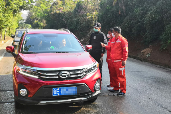 芒卡鎮(zhèn)大灣江疫情監(jiān)測(cè)臨時(shí)黨支部成員對(duì)過(guò)往人員和車輛進(jìn)行監(jiān)測(cè) 芒卡鎮(zhèn)大灣江疫情監(jiān)測(cè)臨時(shí)黨支部成員對(duì)過(guò)往人員和車輛進(jìn)行監(jiān)測(cè)