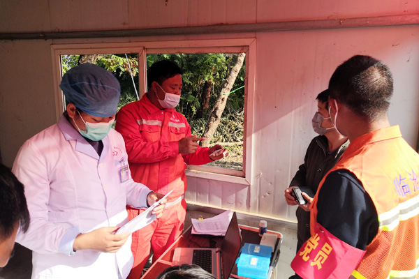 芒卡鎮(zhèn)大灣江疫情監(jiān)測(cè)臨時(shí)黨支部成員對(duì)過(guò)往人員進(jìn)行監(jiān)測(cè)9 芒卡鎮(zhèn)大灣江疫情監(jiān)測(cè)臨時(shí)黨支部成員對(duì)過(guò)往人員進(jìn)行監(jiān)測(cè)9