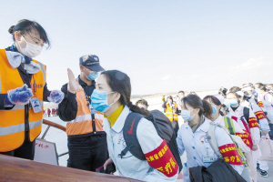 由102名護士組成的護理醫(yī)療隊從昆明出發(fā)，赴湖北開展醫(yī)療救援工作。 記者李海曦攝 