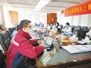 昆明市疾控中心急傳科毛志鵬（左一）已在崗位奮戰(zhàn)10多天。記者張曉莉攝 