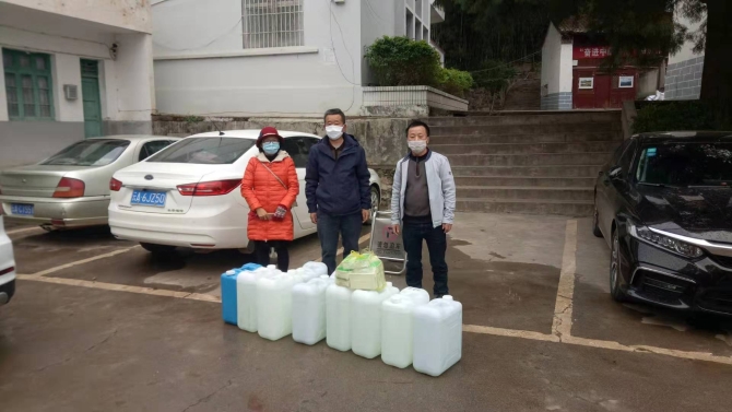 區(qū)696臺(tái)捐贈(zèng)一次性口罩450只、84消毒液25L裝10桶