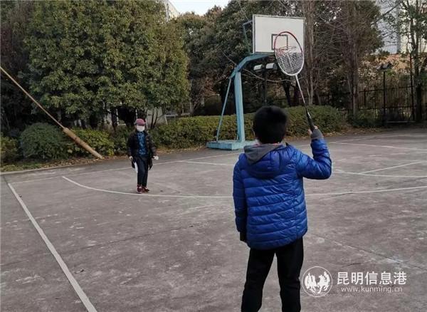 孩子在球場運(yùn)動 孩子在球場運(yùn)動