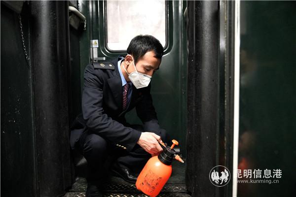1.列車員定時對車廂進(jìn)行消毒。通訊員蔣志飛攝