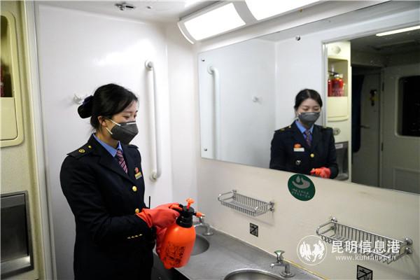 3.列車員定時對車廂進(jìn)行消毒。通訊員蔣志飛攝