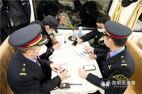 昆明客運(yùn)段K502次列車召開三乘會議討論疫情防控工作。通訊員蔣志飛攝