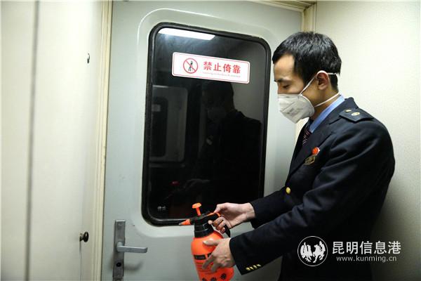 列車員定時對車廂進(jìn)行消毒。通訊員蔣志飛攝