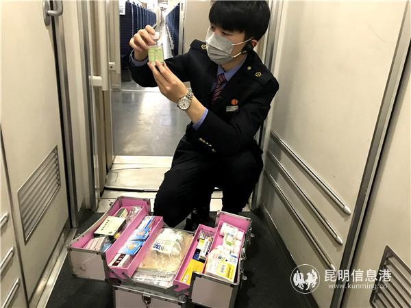 列車員對藥箱進(jìn)行清點(diǎn)。通訊員蔣志飛攝