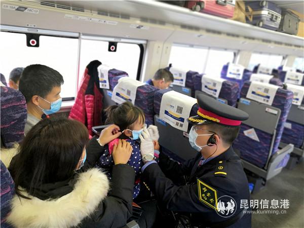 列車員教小朋友正確佩戴口罩。通訊員蔣志飛攝