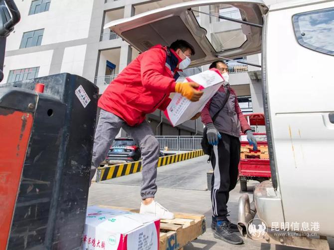 凍品零售商在冷鏈物流中心進(jìn)貨