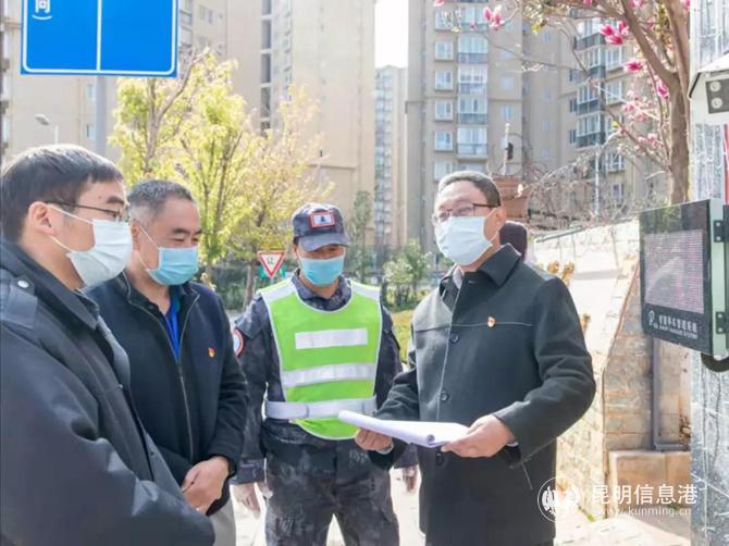 檢查組督查指導(dǎo)小區(qū)物業(yè)疫情防控工作