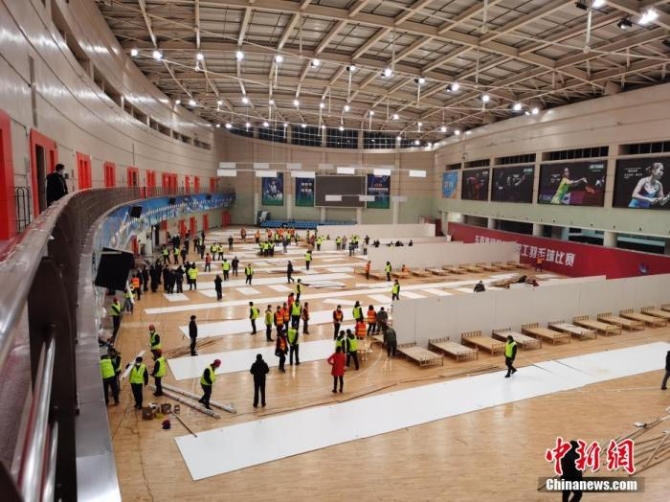 資料圖：施工人員正在加緊建設(shè)武漢體育中心“方艙醫(yī)院”。 <a target='_blank' href='http://www.chinanews.com/'>中新社</a>發(fā) 黃勝紅 攝