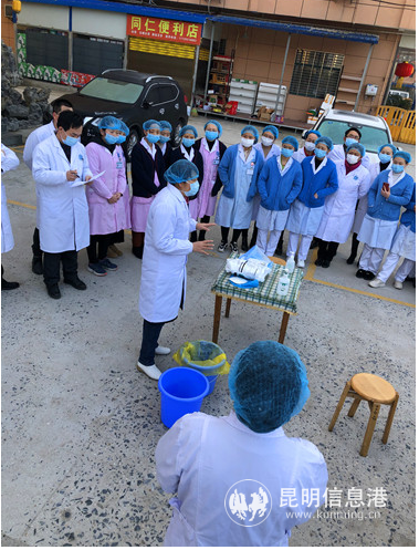 楊燕麗在通城縣同仁醫(yī)院（臨時改建的縣定點(diǎn)發(fā)熱門診）開展培訓(xùn)