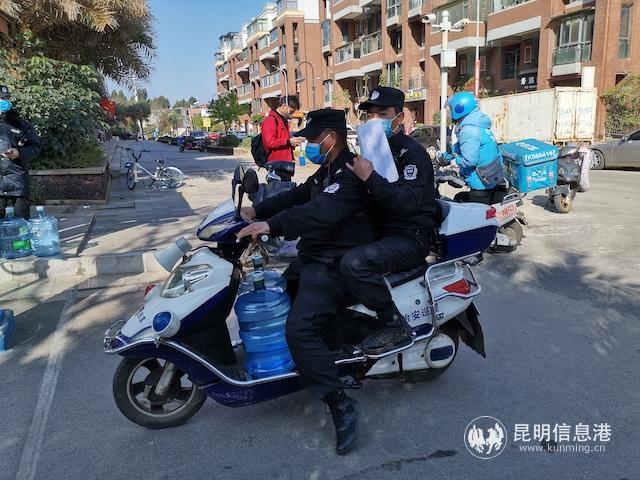 小區(qū)物管組織應(yīng)急送水小分隊給住戶送水