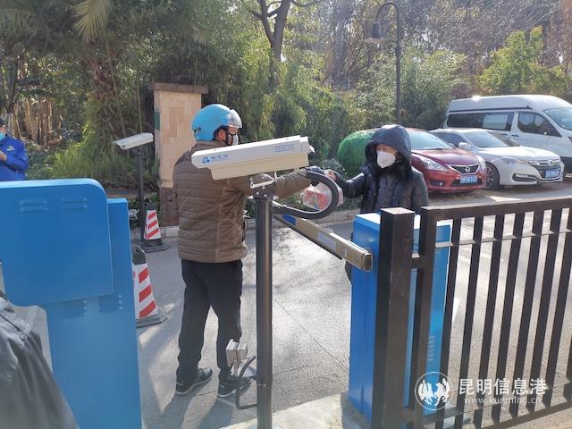 小區(qū)住戶到門口自取外賣