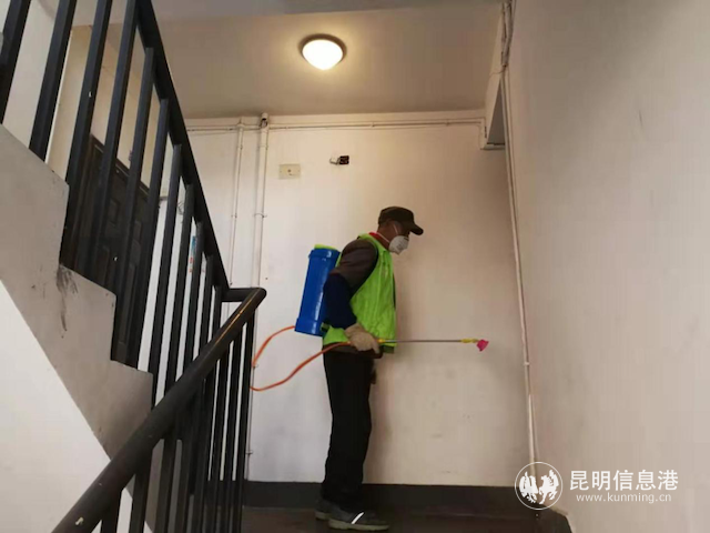 工作人員正在開展消毒作業(yè) 工作人員正在開展消毒作業(yè)