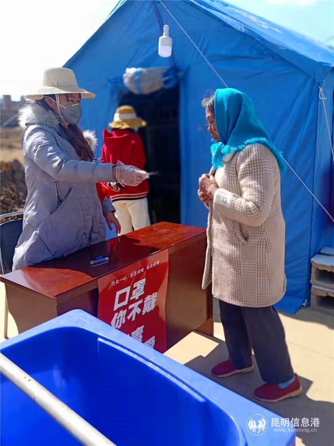 在社區(qū)卡點(diǎn)為居民量體溫。