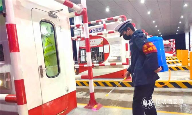 對工作區(qū)域進行消毒 對工作區(qū)域進行消毒