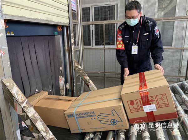 東航云南全力保障抗“疫”物資運輸 運送物資總重量超32噸。通訊員王浩帆攝1