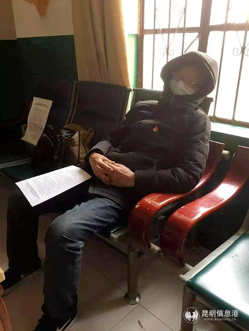 累到睡著的大洛羊社區(qū)居委會主任李應龍