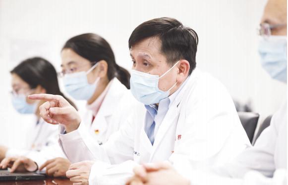 (張文宏與團(tuán)隊(duì)成員討論分析目前疫情的趨勢(shì)和防控方案)