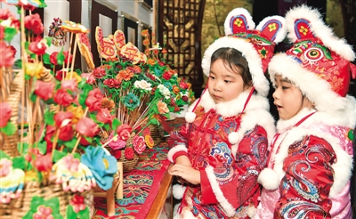 兒童在西安碑林區(qū)文化館參觀關(guān)中花饃作品。新華社發(fā)