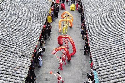 民間藝人在四川閬中古城表演舞龍舞獅。新華社發(fā)