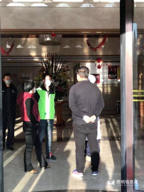 祁娟書記送疫區(qū)人員去酒店隔離 祁娟書記送疫區(qū)人員去酒店隔離