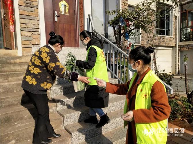 為居民送菜上門的涂銀鳳 為居民送菜上門的涂銀鳳