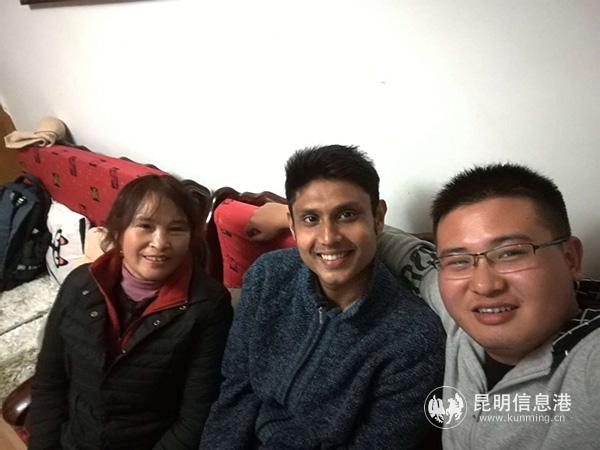 3 麥杜（中間）在中國朋友家里做客。供圖