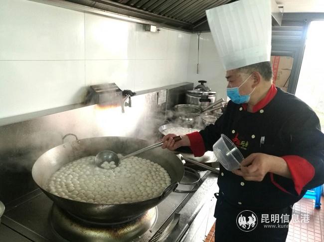 酒店為滯留游客煮湯圓 酒店為滯留游客煮湯圓